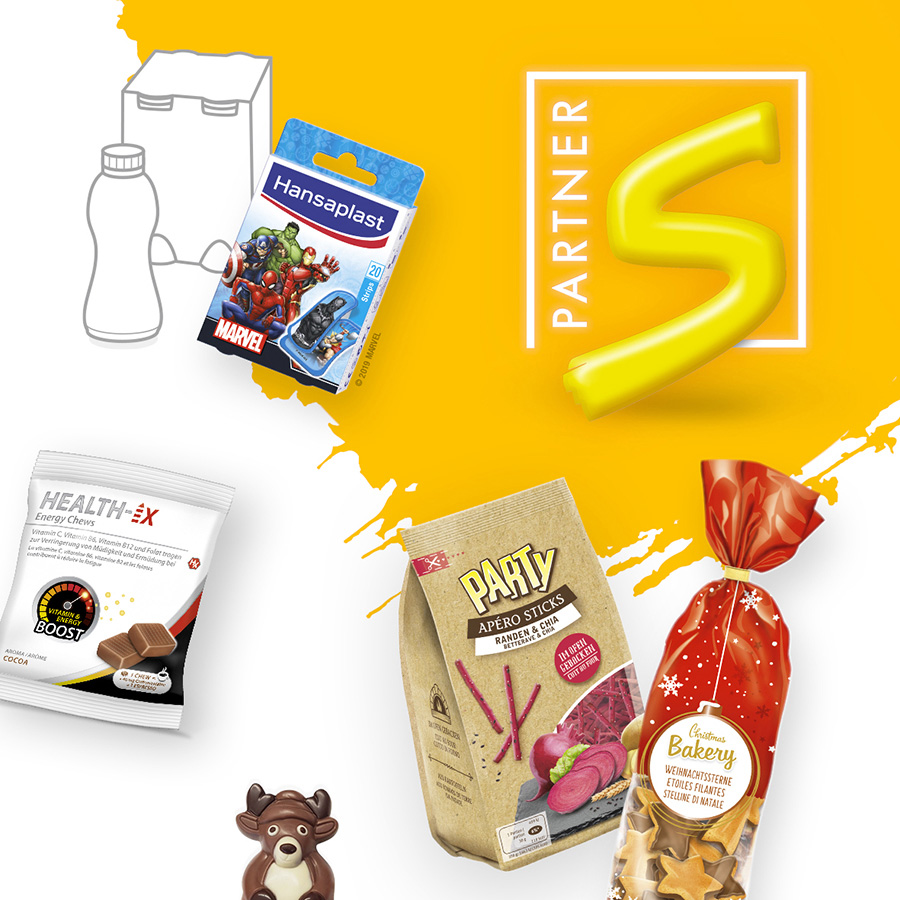 Verschiedene Produkte, darunter Hansaplast Marvel Pflaster, HEALTH-IX Energy Chews, Party Apéro Sticks und Weihnachtsgebäck, vor einem gelben Hintergrund mit einem großen S und P Schriftzug.